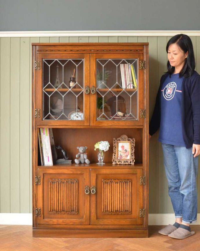 アンティークのキャビネット　アンティーク家具　六角形のガラス模様がキレイな英国のブックケース（本棚）、かっこいいアンティーク家具。お気に入りの本や雑貨や本を並べてみましょう。(q-1593-f)