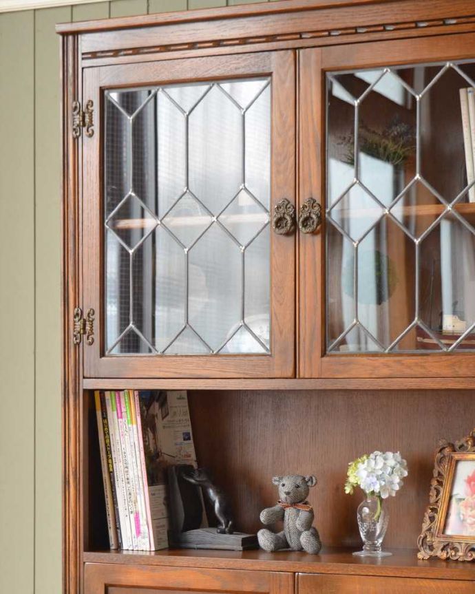 アンティークのキャビネット　アンティーク家具　六角形のガラス模様がキレイな英国のブックケース（本棚）、かっこいいアンティーク家具。まずはステンドグラスを楽しみましょう現代のように機械が発達していない時代に作られたステンドグラス。(q-1593-f)