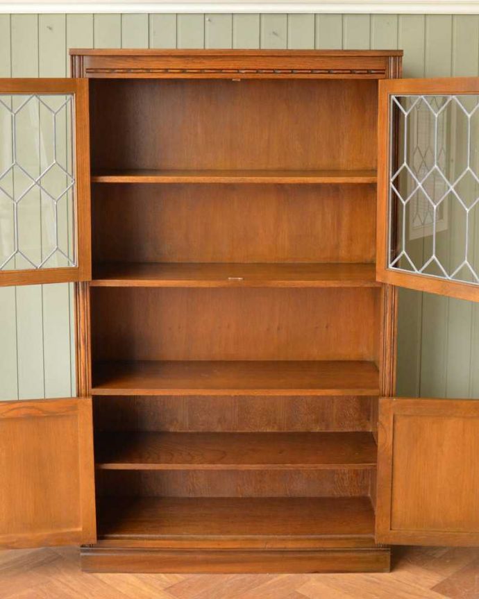 アンティークのキャビネット　アンティーク家具　六角形のガラス模様がキレイな英国のブックケース（本棚）、かっこいいアンティーク家具。扉の中は、しっかりと収納できる棚板重いものもたっぷり収納できる木製の棚板タイプ。(q-1593-f)