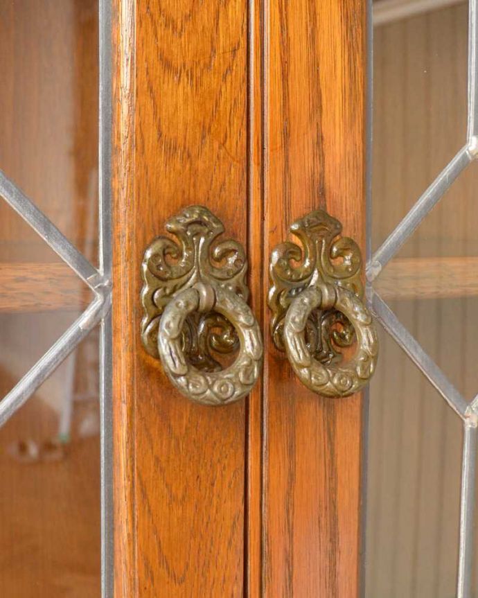 アンティークのキャビネット　アンティーク家具　六角形のガラス模様がキレイな英国のブックケース（本棚）、かっこいいアンティーク家具。アンティークらしい素敵な取っ手取っ手のデザインも美しい･･･こんなところからもアンティークらしさが感じられます。(q-1593-f)