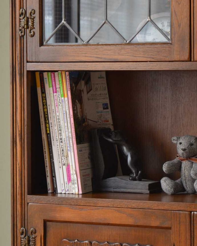 アンティークのキャビネット　アンティーク家具　六角形のガラス模様がキレイな英国のブックケース（本棚）、かっこいいアンティーク家具。扉の中は収納たっぷりA4サイズの雑誌までしっかり収納出来ちゃう大きさ。(q-1593-f)