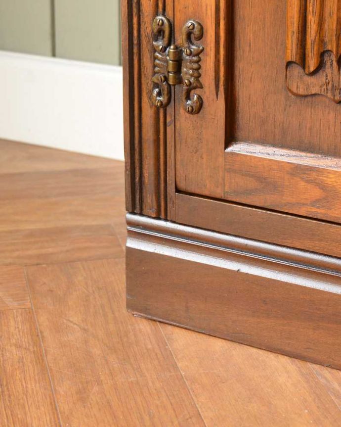 アンティークのキャビネット　アンティーク家具　六角形のガラス模様がキレイな英国のブックケース（本棚）、かっこいいアンティーク家具。女性１人でラクラク運べちゃうんですHandleのアンティークは、脚の裏にフェルトキーパーをお付けしています。(q-1593-f)