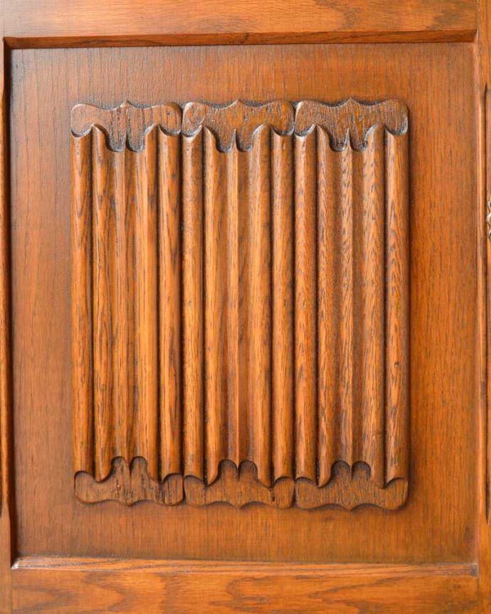 アンティークのキャビネット　アンティーク家具　六角形のガラス模様がキレイな英国のブックケース（本棚）、かっこいいアンティーク家具。扉を彩る装飾やっぱり魅力は扉の装飾。(q-1593-f)