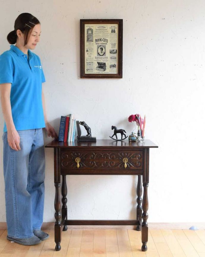 アンティークのテーブル　アンティーク家具　英国で見つけた引き出し付きのアンティークコンソールテーブル（サイドテーブル）。壁からお部屋を彩ってくれるアンティーク家具天板も引き出しもどっちも主役のサイドチェストテーブル。(q-1594-f)