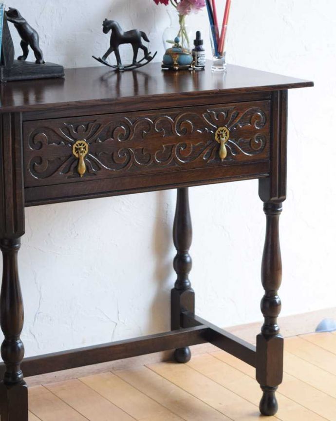アンティークのテーブル　アンティーク家具　英国で見つけた引き出し付きのアンティークコンソールテーブル（サイドテーブル）。アンティークらしい華やかなデザイン優雅なデザインのアンティーク家具は、壁の前に置くだけで、お部屋の中がグンッと格上げされます。(q-1594-f)