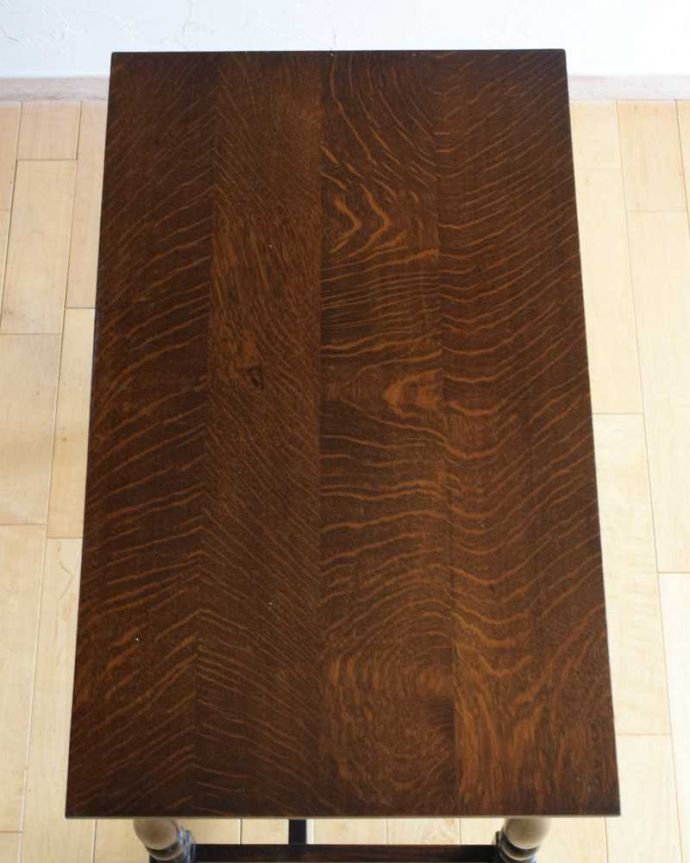 アンティークのテーブル　アンティーク家具　英国で見つけた引き出し付きのアンティークコンソールテーブル（サイドテーブル）。天板はテーブル代わりに使えます上から天板を見ると、こんな感じでキレイに仕上げました。(q-1594-f)