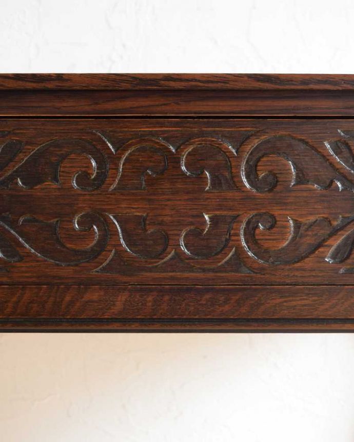 アンティークのテーブル　アンティーク家具　英国で見つけた引き出し付きのアンティークコンソールテーブル（サイドテーブル）。いろんな場所にこだわり彫のデザインもいろいろです。(q-1594-f)