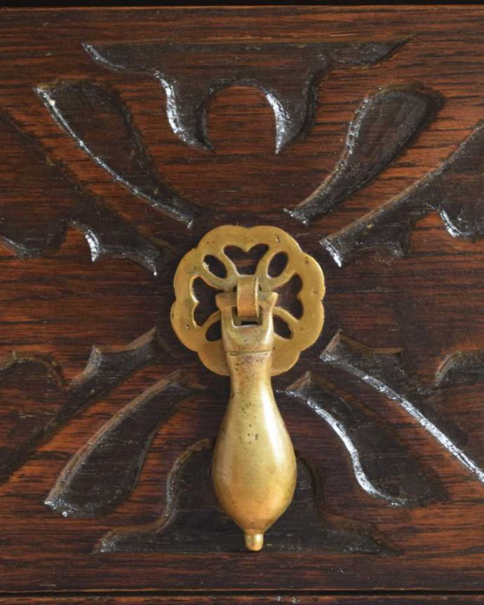 アンティークのテーブル　アンティーク家具　英国で見つけた引き出し付きのアンティークコンソールテーブル（サイドテーブル）。開ける度にワクワクしちゃう取っ手取っ手もアンティークらしいデザインで素敵なんです。(q-1594-f)