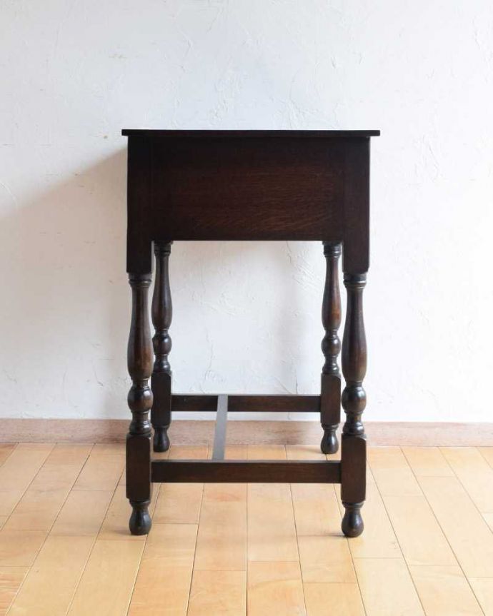 アンティークのテーブル　アンティーク家具　英国で見つけた引き出し付きのアンティークコンソールテーブル（サイドテーブル）。横から見ても素敵ですもちろん横から見られることも考えて、しっかり修復してあります。(q-1594-f)