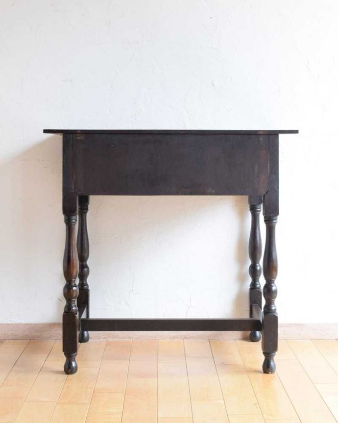アンティークのテーブル　アンティーク家具　英国で見つけた引き出し付きのアンティークコンソールテーブル（サイドテーブル）。しっかり修復しましたアンティークは新品ではないので、もちろん経年変化によるキズはありますが、Handleでは専門の職人がしっかり修復したものだけをお送りしているので後ろ姿もキレイです。(q-1594-f)