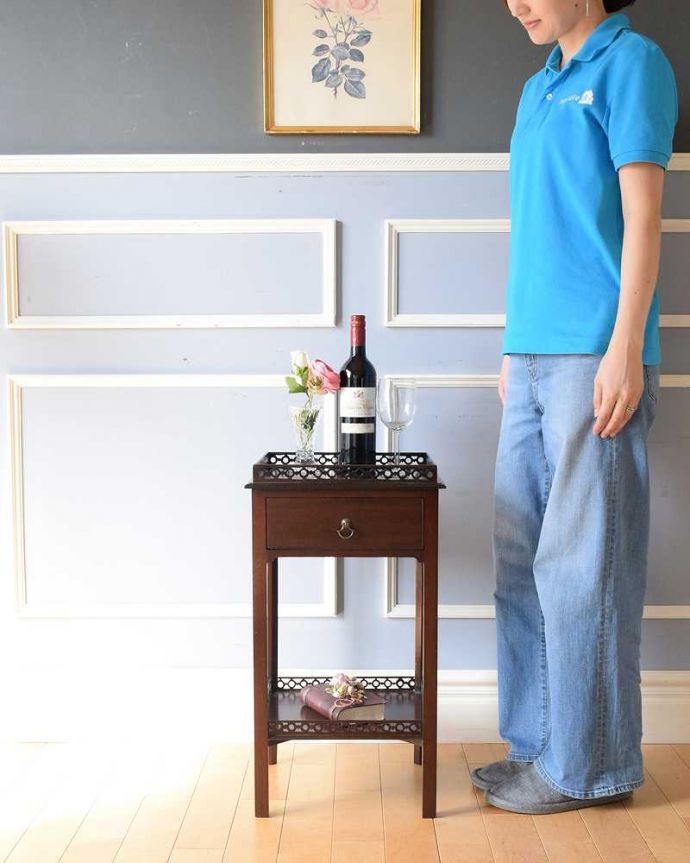 アンティークのテーブル　アンティーク家具　英国のアンティーク家具、美しい透かし彫りのオケージョナルテーブル（サイドテーブル）。便利に使えるコンパクトサイズのテーブル「オケージョナル」とは「便利に使える」と言う意味。(q-1595-f)