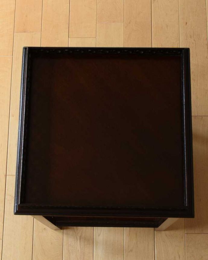 アンティークのテーブル　アンティーク家具　英国のアンティーク家具、美しい透かし彫りのオケージョナルテーブル（サイドテーブル）。キレイに修復しましたやっぱり気になるテーブルの天板。(q-1595-f)