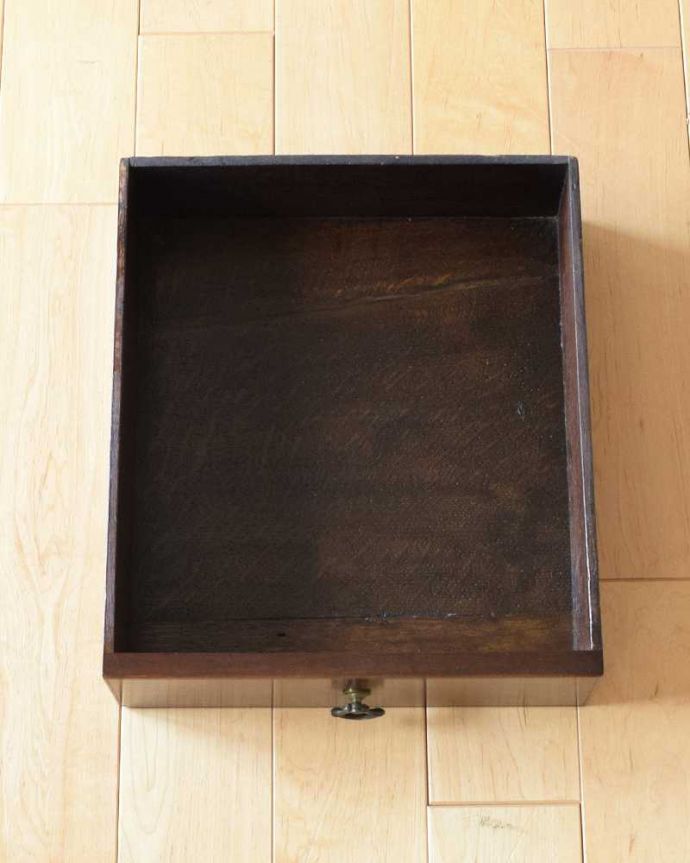 アンティークのテーブル　アンティーク家具　英国のアンティーク家具、美しい透かし彫りのオケージョナルテーブル（サイドテーブル）。引き出しの中もキレイですテーブルに付いた引き出しの中も、もちろん職人がキレイに修復しました。(q-1595-f)