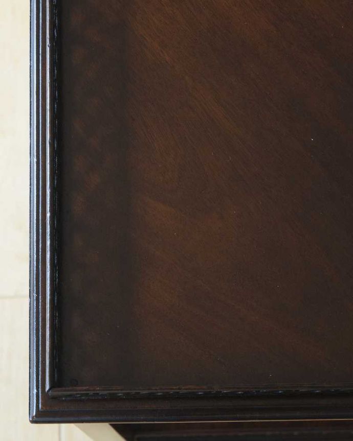 アンティークのテーブル　アンティーク家具　英国のアンティーク家具、美しい透かし彫りのオケージョナルテーブル（サイドテーブル）。近づいて見てみると･･･天板を見てみるとこんな感じです。(q-1595-f)