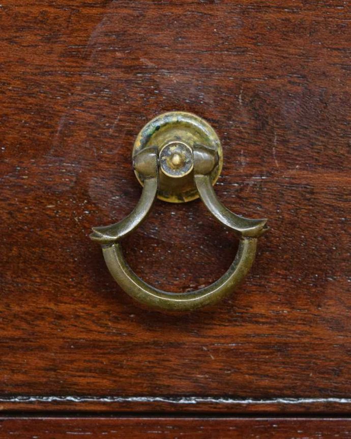 アンティークのテーブル　アンティーク家具　英国のアンティーク家具、美しい透かし彫りのオケージョナルテーブル（サイドテーブル）。開ける度にワクワクこんな所もアンティークらしさ。(q-1595-f)