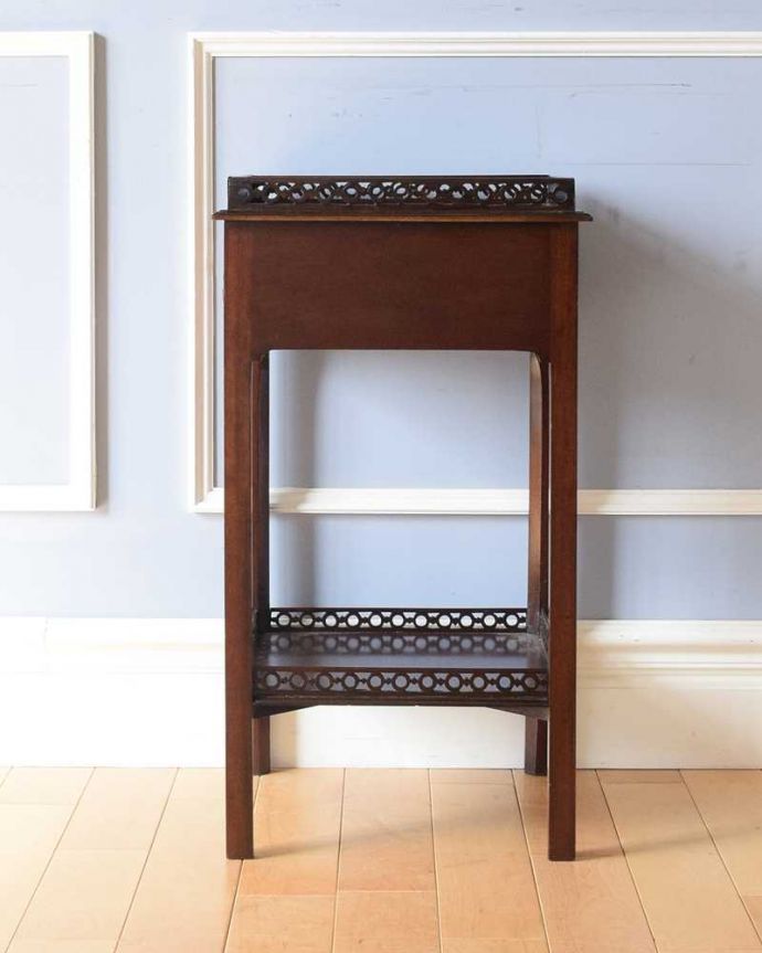 アンティークのテーブル　アンティーク家具　英国のアンティーク家具、美しい透かし彫りのオケージョナルテーブル（サイドテーブル）。クルッと回転。(q-1595-f)