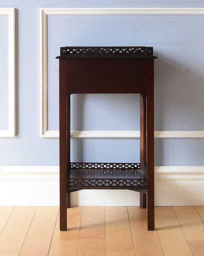 アンティークのテーブル　アンティーク家具　英国のアンティーク家具、美しい透かし彫りのオケージョナルテーブル（サイドテーブル）。後ろ姿にも自信がありますアンティークは新品ではないので経年変化によるキズはありますが、専門の職人がしっかり修復したので、後ろから見てもキレイです。(q-1595-f)