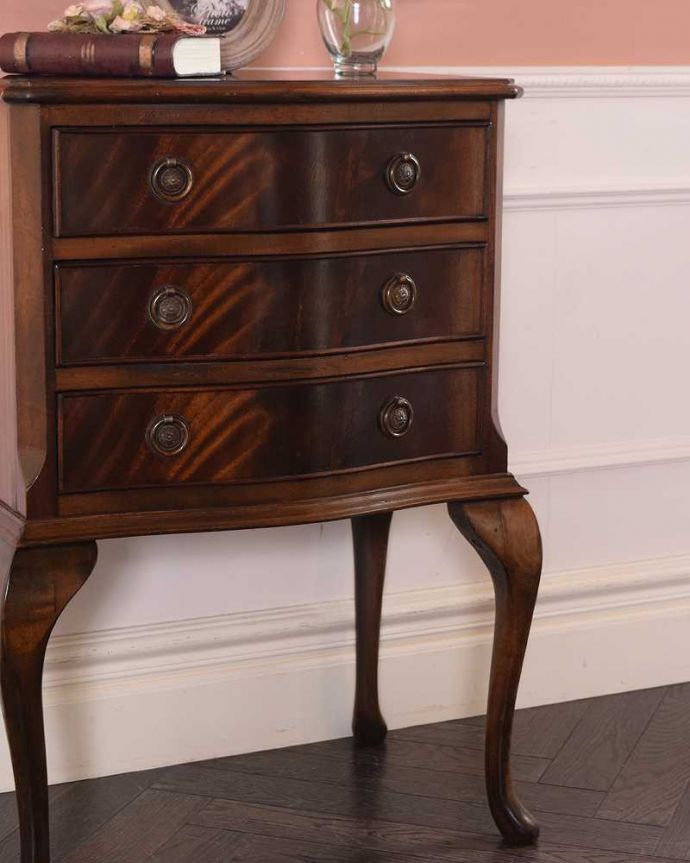 アンティークのチェスト　アンティーク家具　英国の気品が溢れるアンティーク家具、脚の長い小さなチェストオブドロワーズ(３段) 。木目で勝負！アンティークだから手に入る素材のよさシンプルなデザインなのに惹きつけられちゃう一番の魅力は、やはり使われている素材。(q-1596-f)