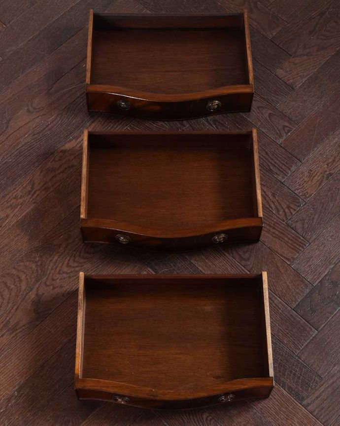 アンティークのチェスト　アンティーク家具　英国の気品が溢れるアンティーク家具、脚の長い小さなチェストオブドロワーズ(３段) 。引き出しの中もとってもキレイですチェストで一番気になるのはやはり引き出しの中。(q-1596-f)