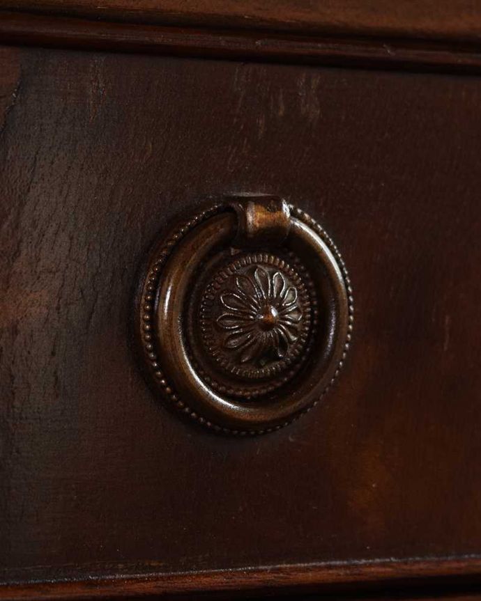 アンティークのチェスト　アンティーク家具　英国の気品が溢れるアンティーク家具、脚の長い小さなチェストオブドロワーズ(３段) 。アンティークらしい取っ手取っ手のデザインまで高級感があるアンティーク家具。(q-1596-f)