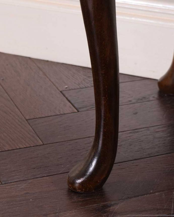 アンティークのチェスト　アンティーク家具　英国の気品が溢れるアンティーク家具、脚の長い小さなチェストオブドロワーズ(３段) 。女性1人でラクラク運べちゃう仕掛けHandleのアンティーク家具は、脚の裏にフェルトキーパーをお付けしています。(q-1596-f)