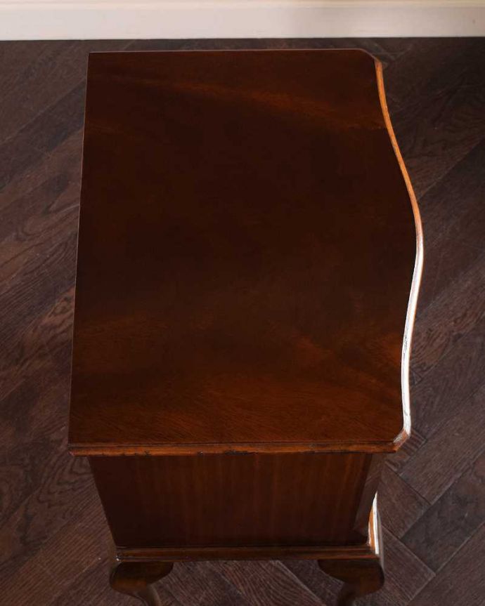 アンティークのチェスト　アンティーク家具　英国の気品が溢れるアンティーク家具、脚の長い小さなチェストオブドロワーズ(３段) 。ピカピカに仕上げましたベッドやソファの横でモノを置いて使えるように、修復する時、天板の塗装もキレイに仕上げました。(q-1596-f)