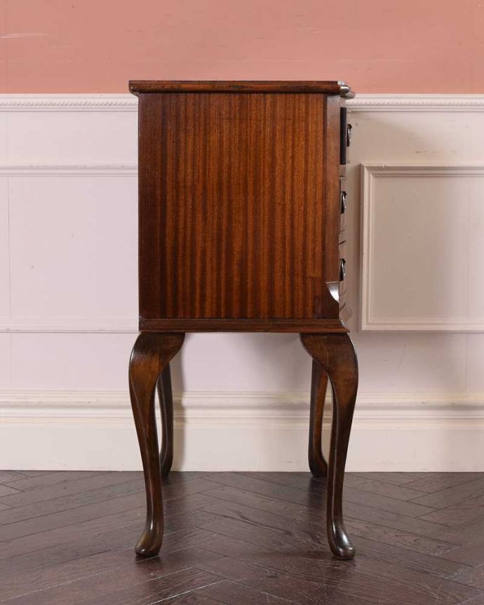 アンティークのチェスト　アンティーク家具　英国の気品が溢れるアンティーク家具、脚の長い小さなチェストオブドロワーズ(３段) 。横から見てもキレイですもちろん、横顔だってキレイ！どこから見ても絵になります。(q-1596-f)