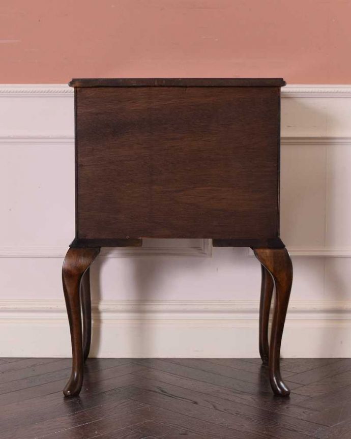 アンティークのチェスト　アンティーク家具　英国の気品が溢れるアンティーク家具、脚の長い小さなチェストオブドロワーズ(３段) 。後ろ姿も見て下さいアンティークは新品ではないので、もちろん経年変化によるキズはありますが、専門の職人が修復しました。(q-1596-f)