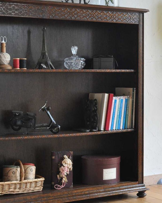 アンティークのキャビネット アンティーク家具 英国輸入のアンティーク家具、彫刻がかっこいいオープン棚のブックシェルフ(本棚)。たっぷり収納できるだけじゃないんです。(q-1597-f)