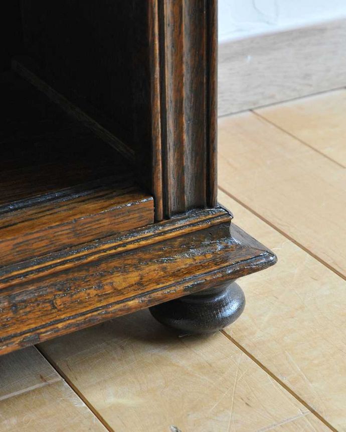 アンティークのキャビネット アンティーク家具 英国輸入のアンティーク家具、彫刻がかっこいいオープン棚のブックシェルフ(本棚)。女性1人でラクラク運べちゃう仕掛けHandleのアンティークは、脚の裏にフェルトキーパーをお付けしています。(q-1597-f)