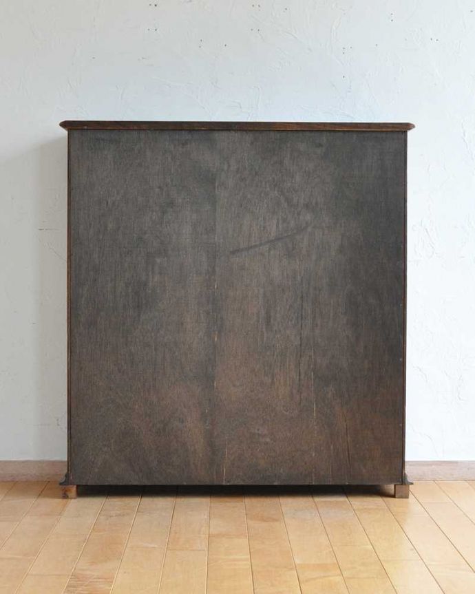 アンティークのキャビネット アンティーク家具 英国輸入のアンティーク家具、彫刻がかっこいいオープン棚のブックシェルフ(本棚)。後ろ姿もキレイですアンティークは新品ではないので、もちろん経年変化によるキズはありますが、専門の職人が修復したので、後ろ姿もキレイです。(q-1597-f)