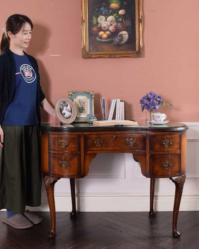アンティークのデスク・書斎机　アンティーク家具　英国のアンティーク家具、上品なシルエットのアンティークデスク（ガラス天板）。優雅な雰囲気に包まれるエレガントなデスク気品が漂う大人のためのアンティークデスクは、置いてあるだけで優雅な雰囲気です。(q-1598-f)