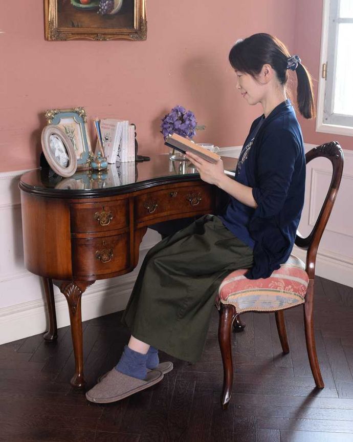 アンティークのデスク・書斎机　アンティーク家具　英国のアンティーク家具、上品なシルエットのアンティークデスク（ガラス天板）。自分だけのちょっと贅沢な時間大人のデスクに座るだけで自分だけの時間が作れるから、毎日がちょっとだけ贅沢になります。(q-1598-f)