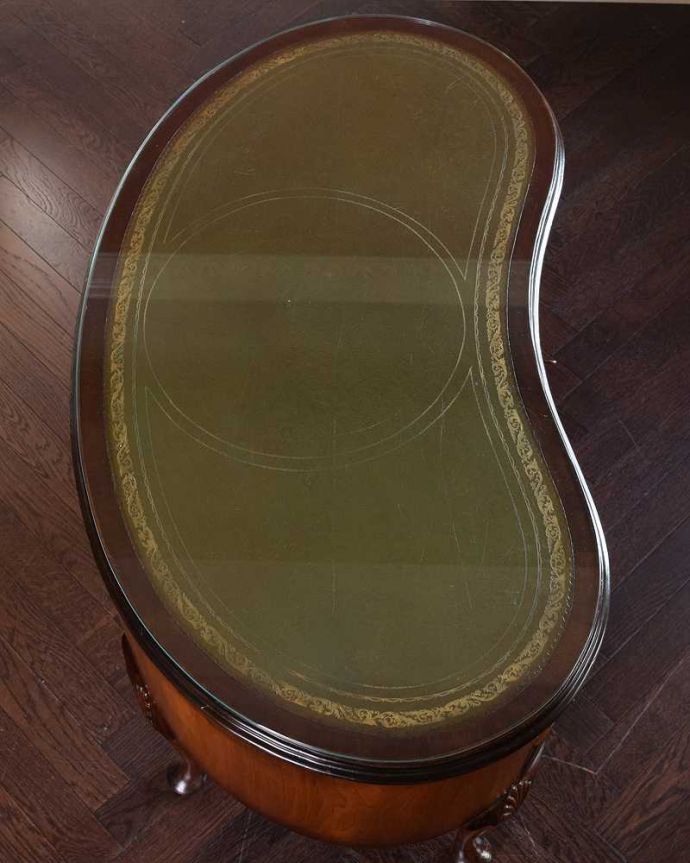 アンティークのデスク・書斎机　アンティーク家具　英国のアンティーク家具、上品なシルエットのアンティークデスク（ガラス天板）。天板もピカピカにお直ししました。(q-1598-f)