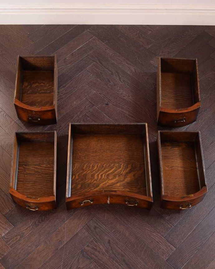 アンティークのデスク・書斎机　アンティーク家具　英国のアンティーク家具、上品なシルエットのアンティークデスク（ガラス天板）。引き出しの中もキレイに修復しました！もちろん引き出しの中も職人がキレイにお直しました。(q-1598-f)