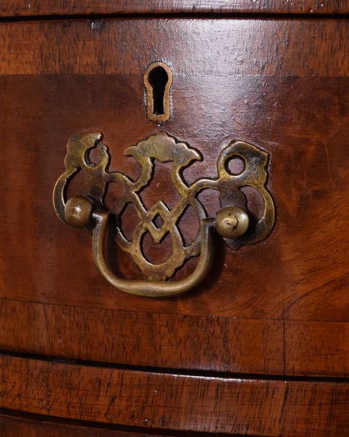 アンティークのデスク・書斎机　アンティーク家具　英国のアンティーク家具、上品なシルエットのアンティークデスク（ガラス天板）。アンティークらしい取っ手取っ手のデザインもアンティーク家具は美しいんです。(q-1598-f)