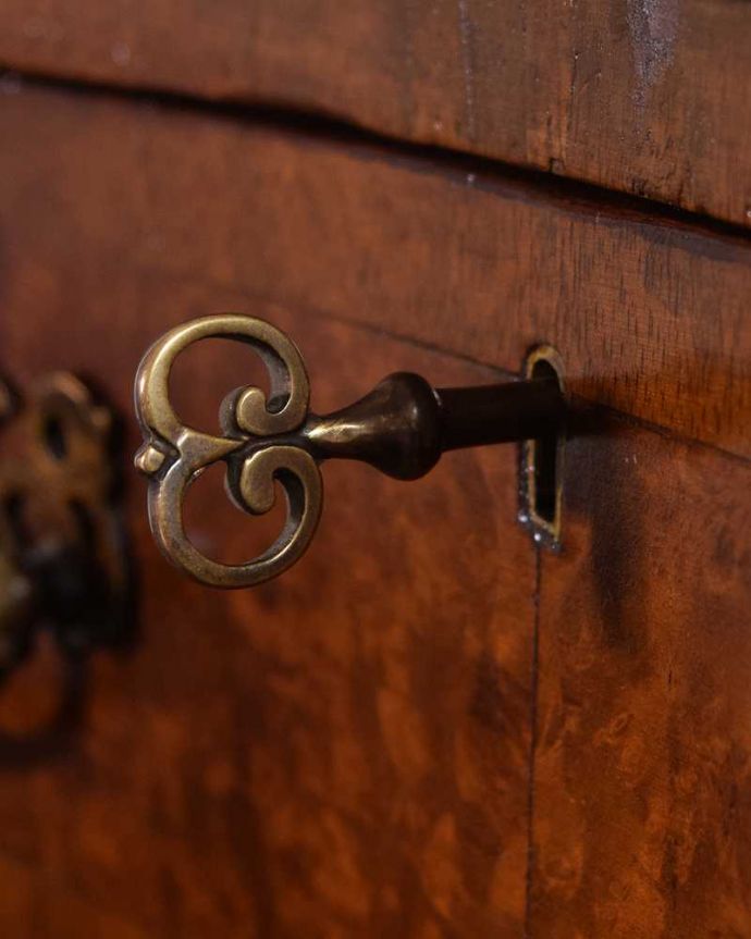 アンティークのデスク・書斎机　アンティーク家具　英国のアンティーク家具、上品なシルエットのアンティークデスク（ガラス天板）。鍵を使って開けてみましょうアンティークの鍵が付いています。(q-1598-f)