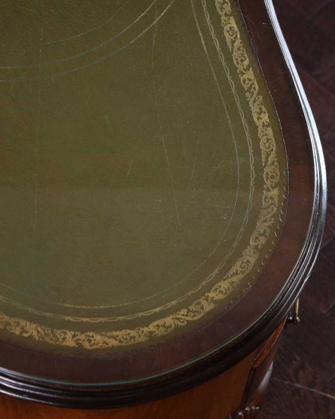 アンティークのデスク・書斎机　アンティーク家具　英国のアンティーク家具、上品なシルエットのアンティークデスク（ガラス天板）。天板を近くから見ると･･･デスクは天板を使う家具なので、キレイにお直ししました。(q-1598-f)