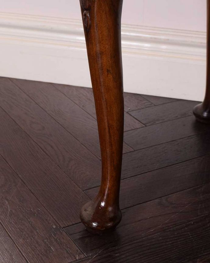 アンティークのデスク・書斎机　アンティーク家具　英国のアンティーク家具、上品なシルエットのアンティークデスク（ガラス天板）。女性1人でラクラク運べちゃう仕掛けHandleのアンティークは、脚の裏にフェルトキーパーをお付けしています。(q-1598-f)