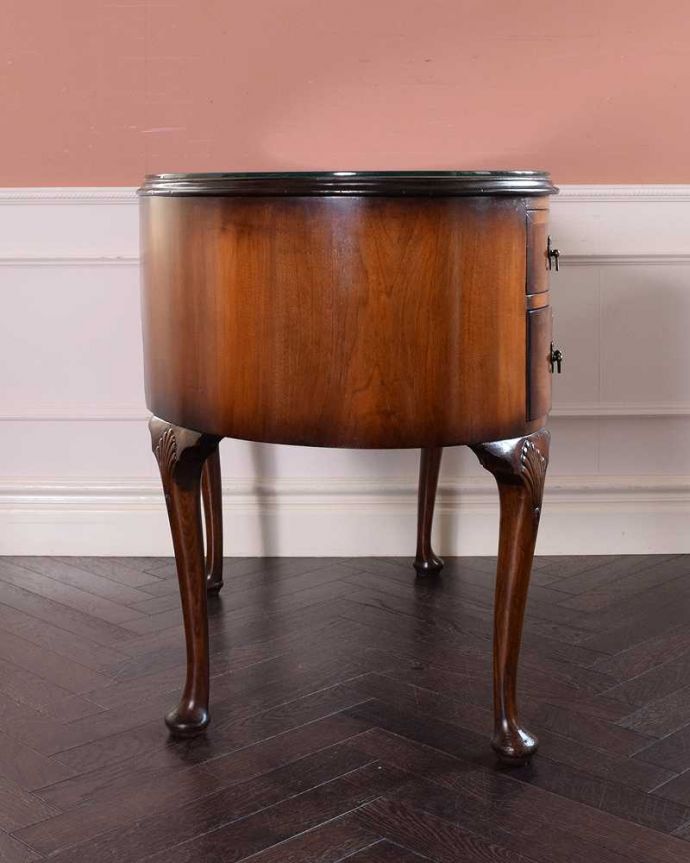 アンティークのデスク・書斎机　アンティーク家具　英国のアンティーク家具、上品なシルエットのアンティークデスク（ガラス天板）。横顔も美しいですもちろん横から見られても自信があります。(q-1598-f)