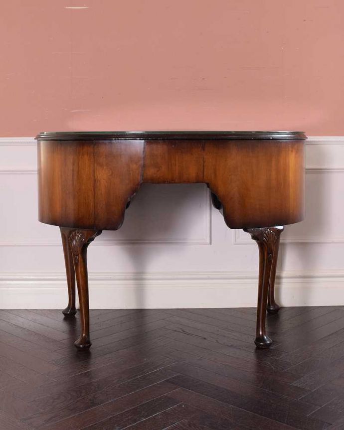 アンティークのデスク・書斎机　アンティーク家具　英国のアンティーク家具、上品なシルエットのアンティークデスク（ガラス天板）。後ろ姿もキレイなんです。(q-1598-f)