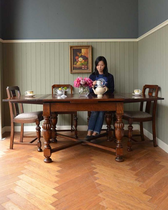 アンティークのテーブル　アンティーク家具　天板にお花がたっぷり彫刻された華やかなドローリーフテーブル、英国輸入の伸張式アンティーク家具。3通りの大きさで使える便利なテーブル天板の下に隠れているリーフを引っ張り出せばあっという間に大きくなっちゃうドローリーフテーブル。(q-1599-f)