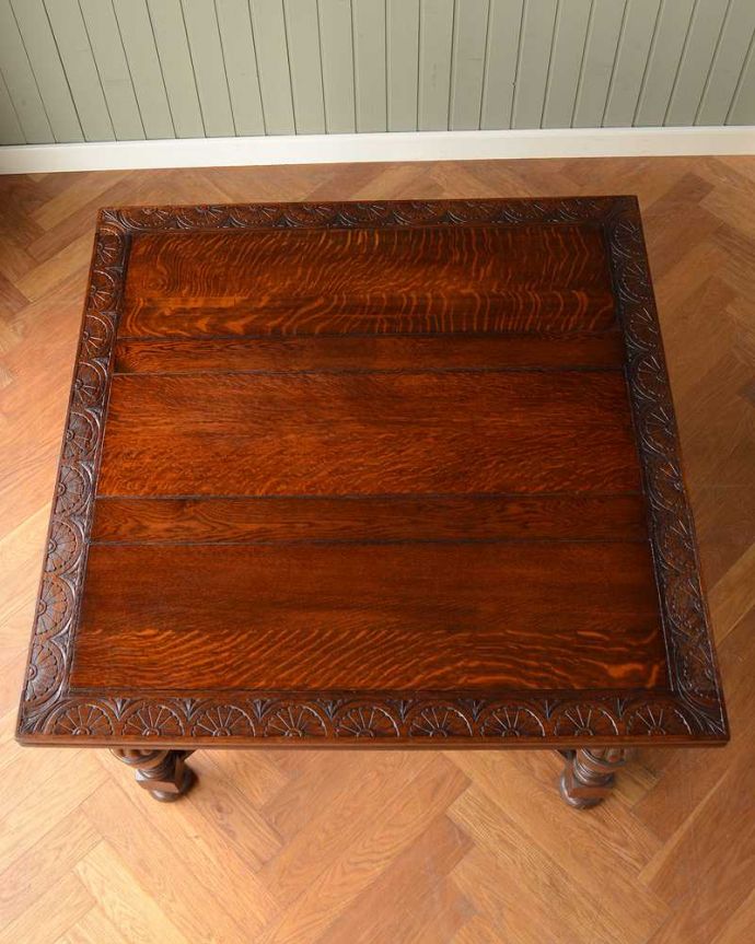 アンティークのテーブル　アンティーク家具　天板にお花がたっぷり彫刻された華やかなドローリーフテーブル、英国輸入の伸張式アンティーク家具。上から見るとこんな形リーフを開く前はこんな形です。(q-1599-f)