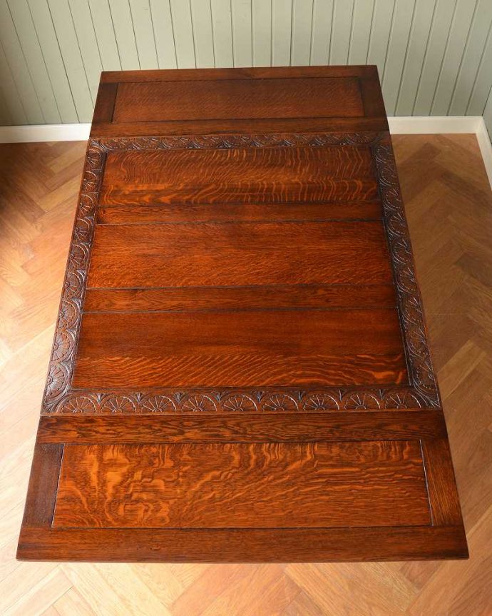 アンティークのテーブル　アンティーク家具　天板にお花がたっぷり彫刻された華やかなドローリーフテーブル、英国輸入の伸張式アンティーク家具。やっぱりテーブルは天板が重要全部開いた状態で天板を上から見てみるとこんな感じです。(q-1599-f)