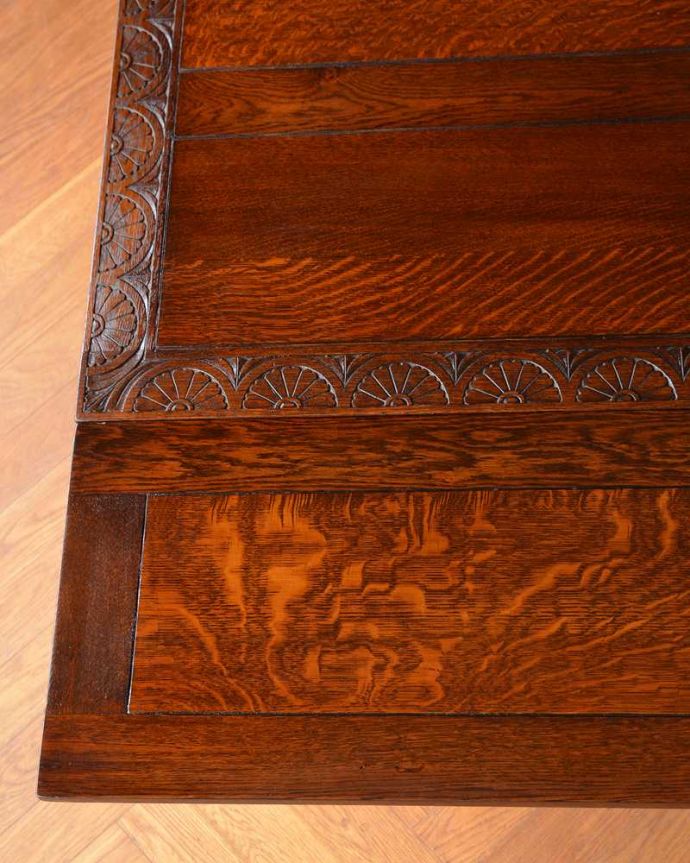 アンティークのテーブル　アンティーク家具　天板にお花がたっぷり彫刻された華やかなドローリーフテーブル、英国輸入の伸張式アンティーク家具。近づいて見てみると、天板はこんな感じです。(q-1599-f)