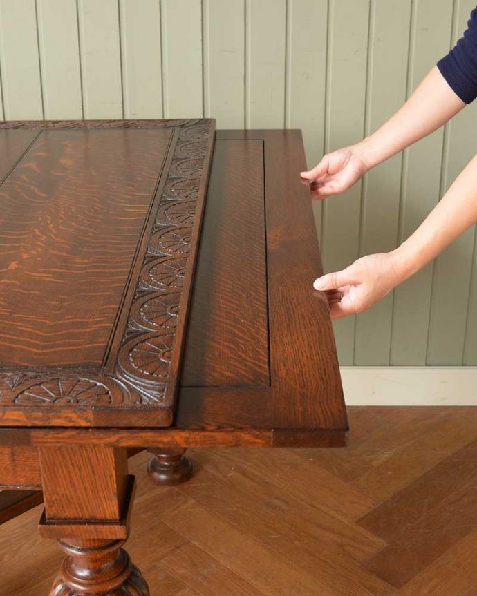 アンティークのテーブル　アンティーク家具　天板にお花がたっぷり彫刻された華やかなドローリーフテーブル、英国輸入の伸張式アンティーク家具。誰でもカンタン！引っ張るだけでOK。(q-1599-f)