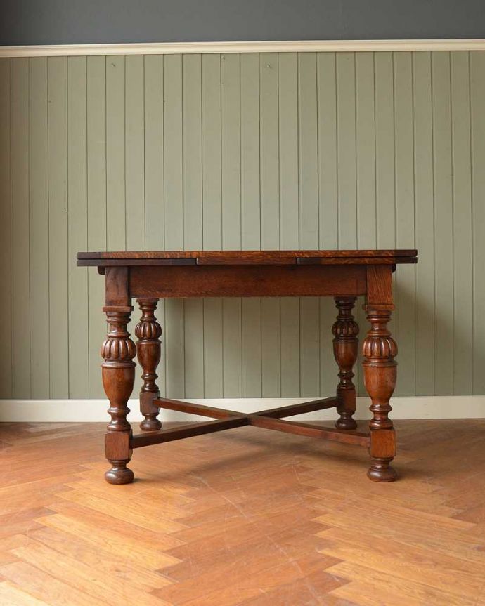 アンティークのテーブル　アンティーク家具　天板にお花がたっぷり彫刻された華やかなドローリーフテーブル、英国輸入の伸張式アンティーク家具。横から見るとこんな感じ真横から見てみるとこんな感じ。(q-1599-f)