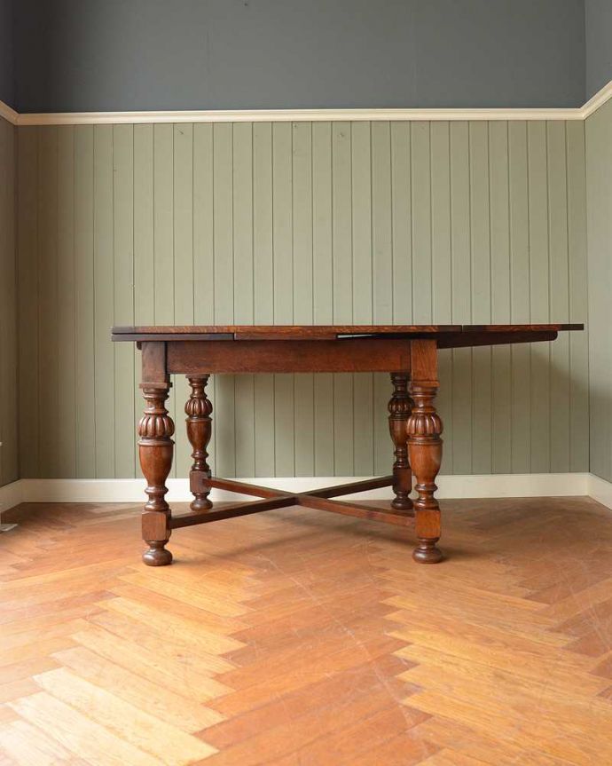 アンティークのテーブル　アンティーク家具　天板にお花がたっぷり彫刻された華やかなドローリーフテーブル、英国輸入の伸張式アンティーク家具。片方だけ開いてもOK片方のリーフだけを開くとこんな感じ。(q-1599-f)