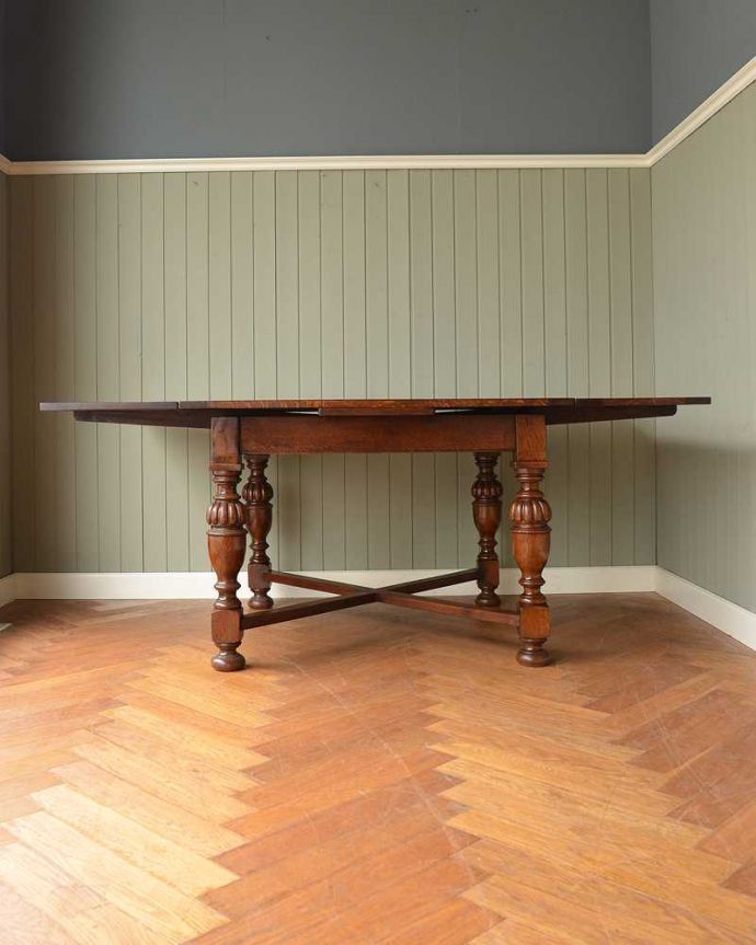 アンティークのテーブル　アンティーク家具　天板にお花がたっぷり彫刻された華やかなドローリーフテーブル、英国輸入の伸張式アンティーク家具。両方開くと大きなサイズ！家族が増えた時やみんなが集まった時、両方のリーフを開けば大きなサイズに。(q-1599-f)