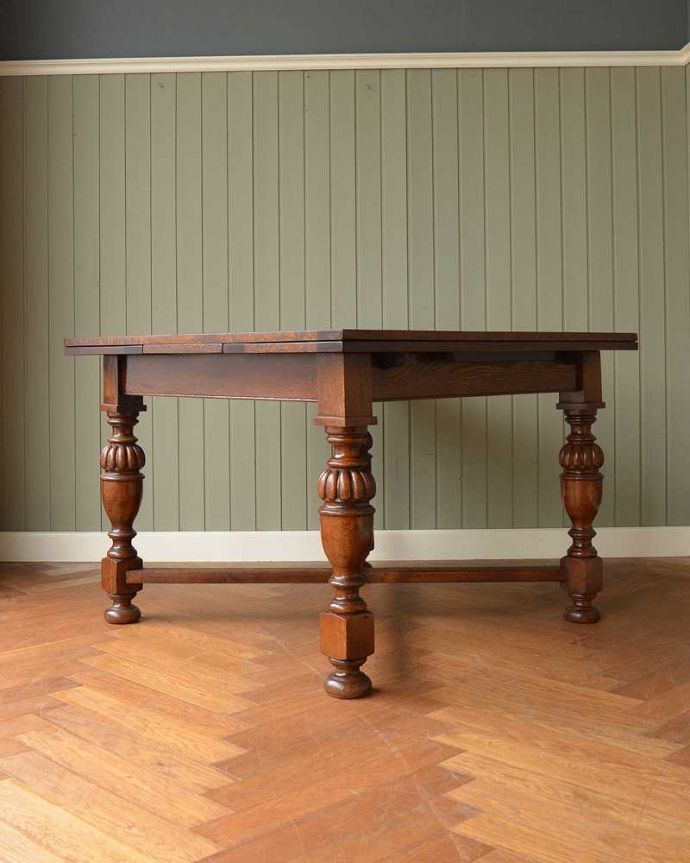 アンティークのテーブル　アンティーク家具　天板にお花がたっぷり彫刻された華やかなドローリーフテーブル、英国輸入の伸張式アンティーク家具。こちら側から見てみると･･･アンティークは新品ではないので経年変化によるキズはありますが、専門の職人がしっかり修復しました。(q-1599-f)